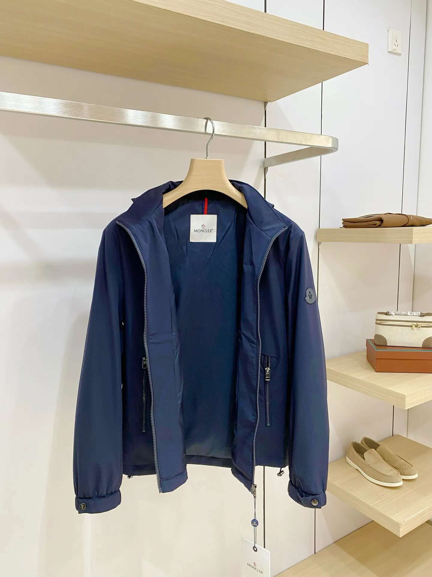 Moncler ： ， ， 。 ， ， ， 、 。 ： ， ， 、 。 Breathable， ， ， 。 ： ， ； ， ， 。 ， ， 。 ：Navy Blue、Khaki、Black ， ， 、 、 ， 。 Sizes：M-4XL